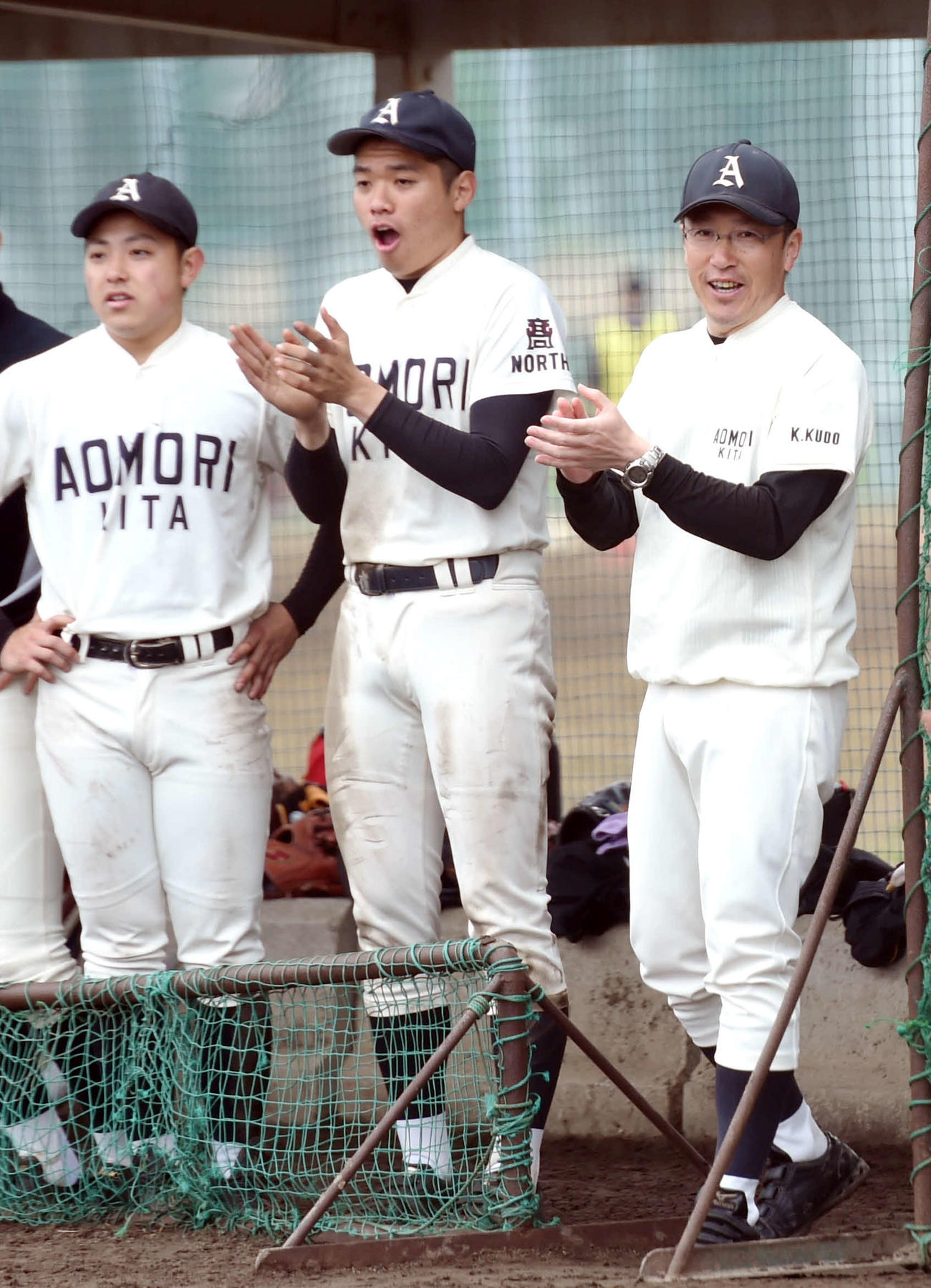 青森北・工藤公治監督（右端）は笑顔で選手に指示