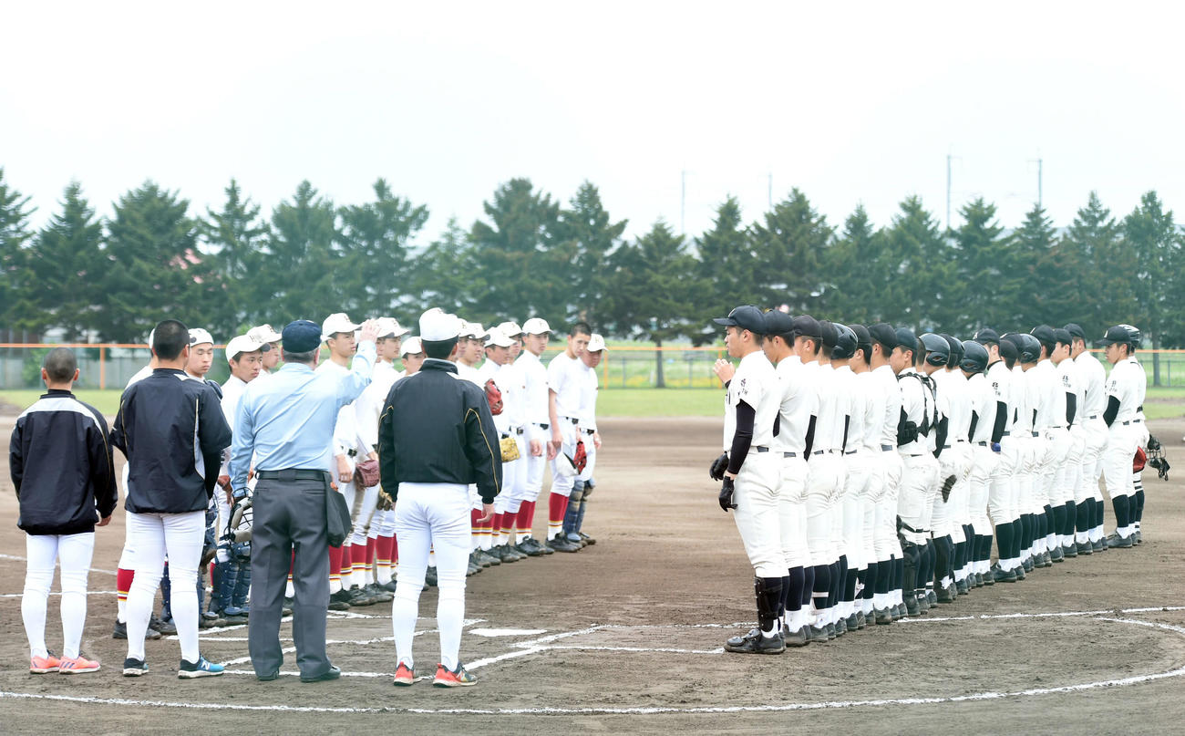 青森北対弘前実　試合前に整列する弘前実と青森北の選手たち（撮影・相沢孔志）