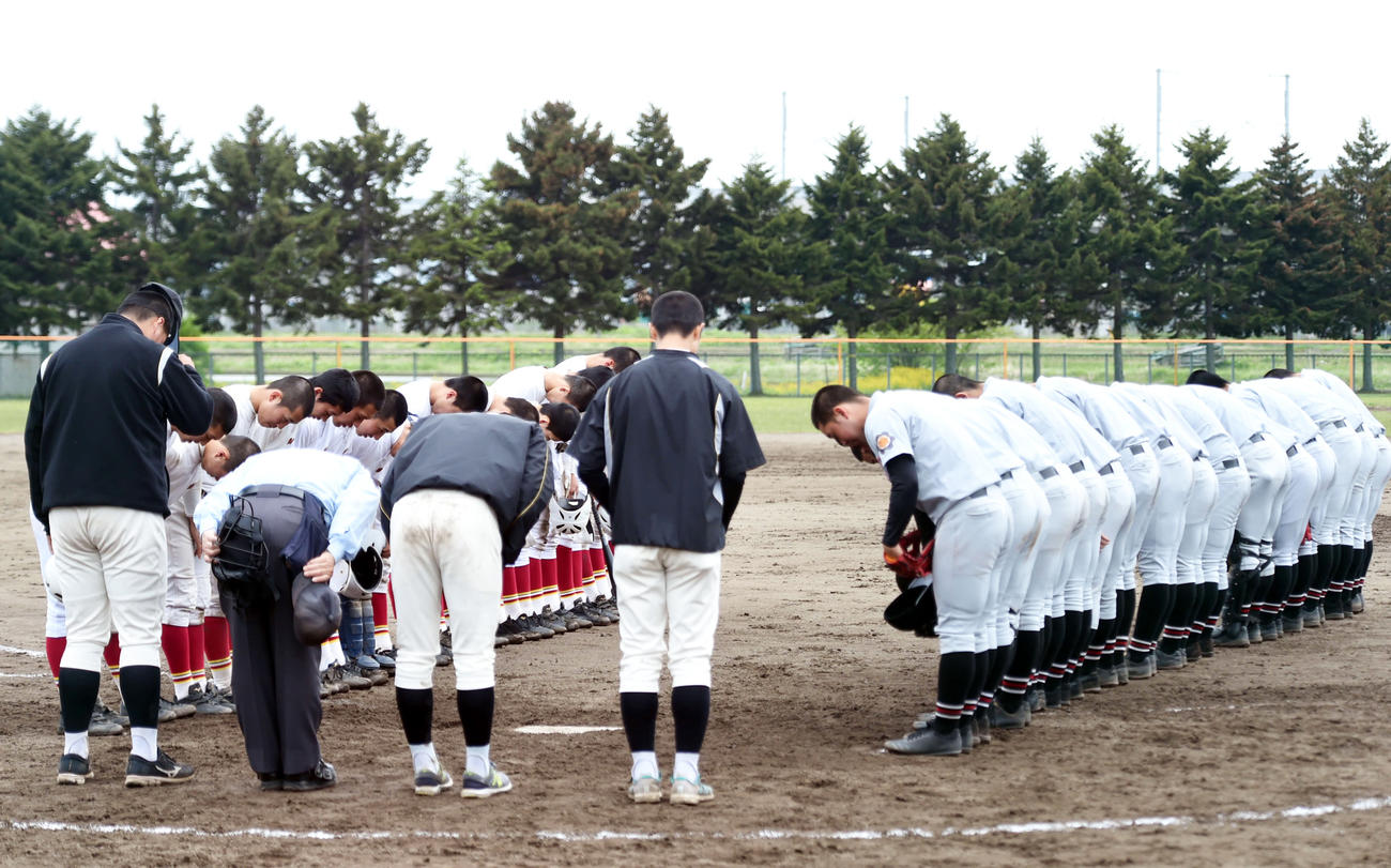試合終了後に整列し、あいさつする弘前実と弘前東の選手たち（撮影・相沢孔志）