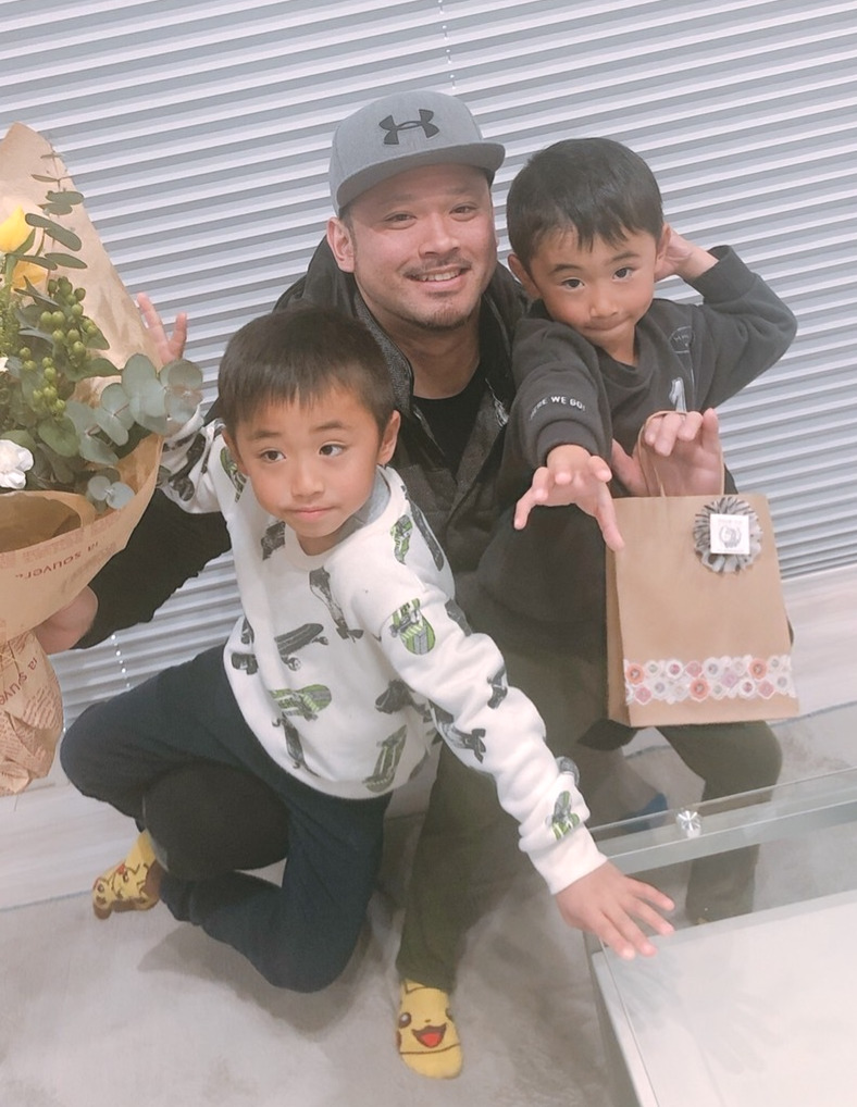 06年夏の甲子園、鹿児島工の代打の切り札として活躍した今吉晃一さん（中央）と2人の息子