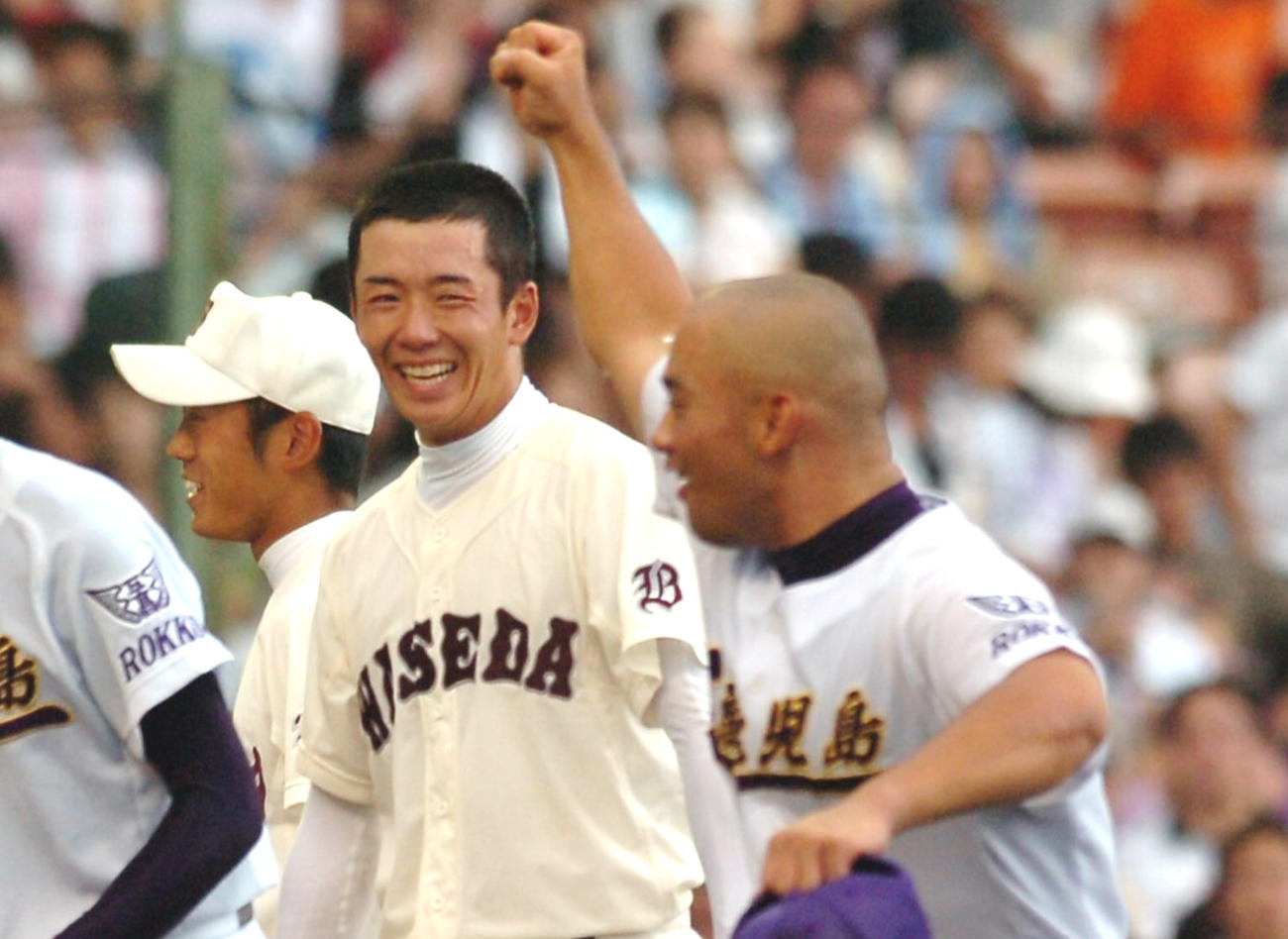 06年8月、勝利を飾った早実の斎藤（中央）は鹿児島工の今吉とあいさつを交わし笑顔を見せる