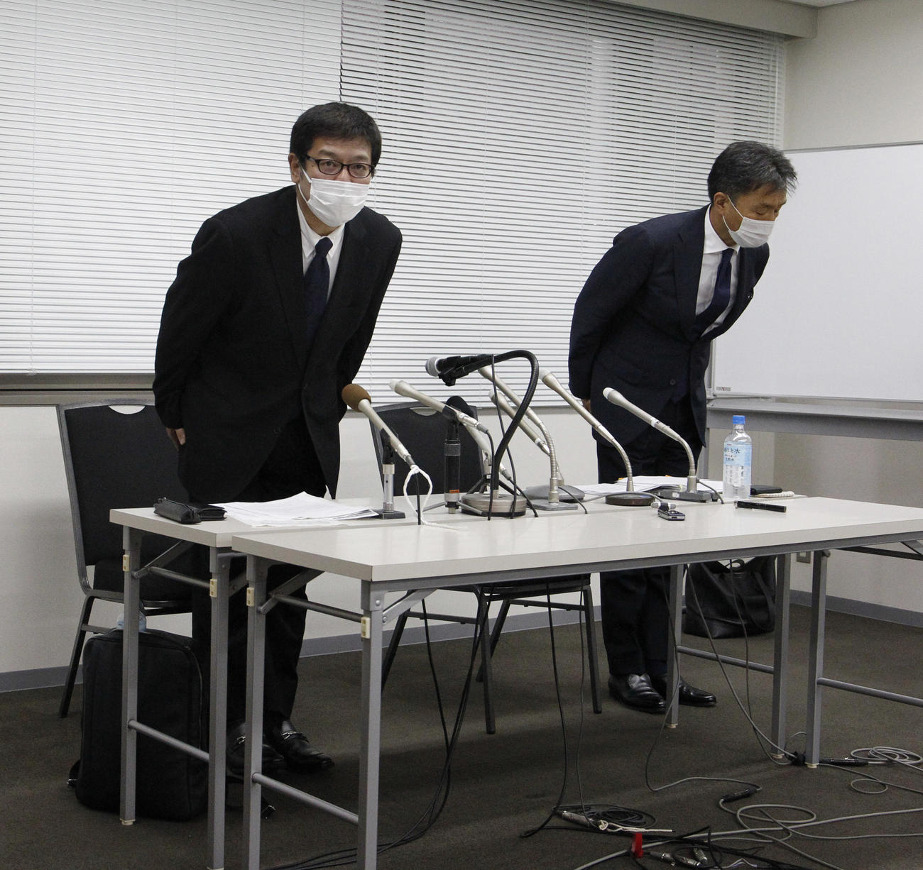 会見後、報道陣に対して頭を下げる福岡県高野連の土田秀夫会長、野口敦弘理事長（左から）（撮影・菊川光一）