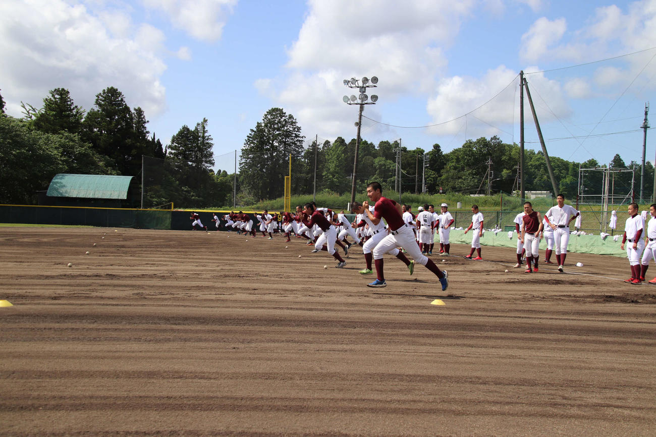 約2カ月ぶりの紅白戦を前に、元気にアップする常総学院の選手たち（撮影・保坂淑子）