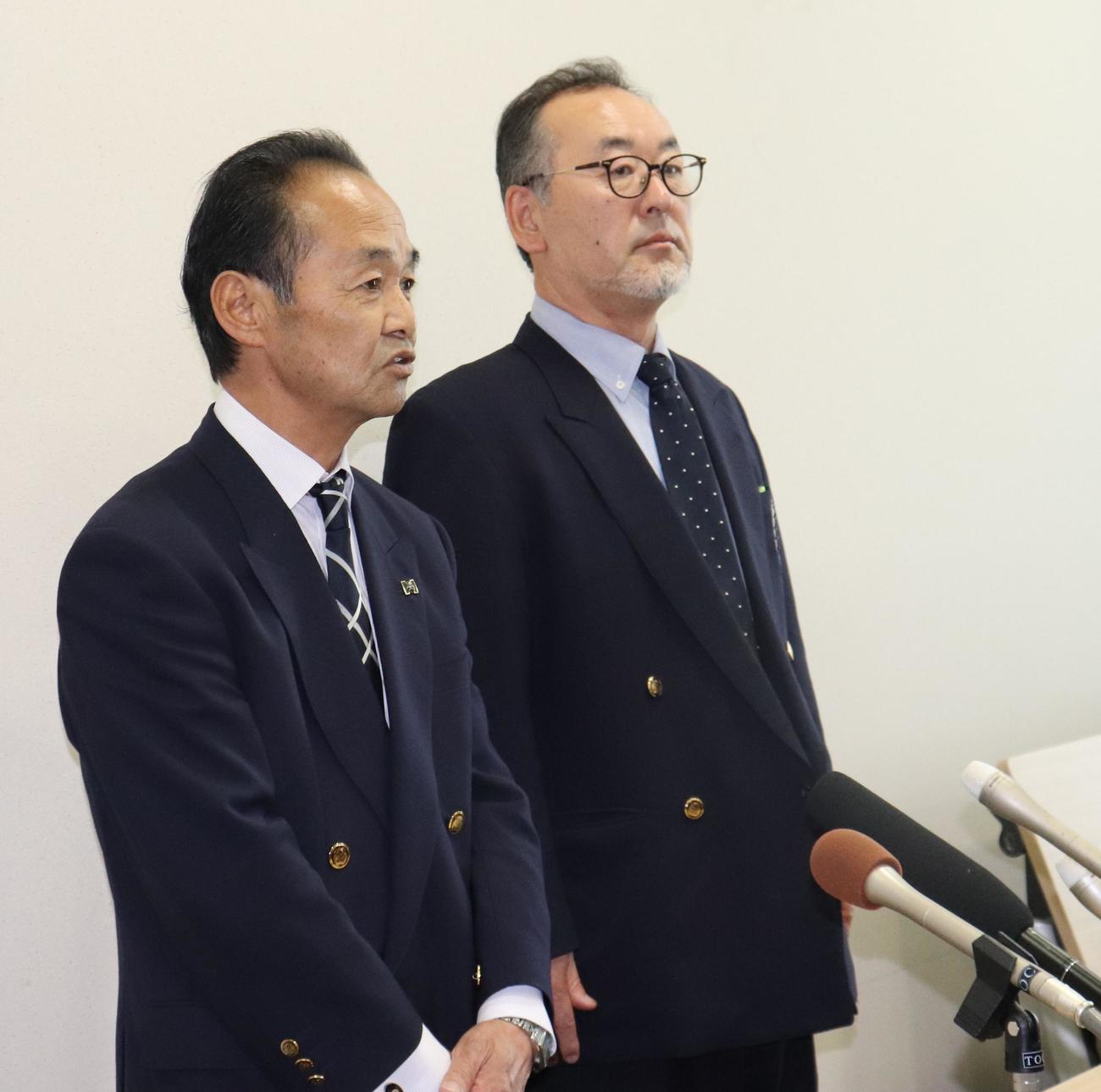 夏の独自大会開催を決めた茨城県高野連の塚本会長（右）と榎戸専務理事（撮影・古川真弥）