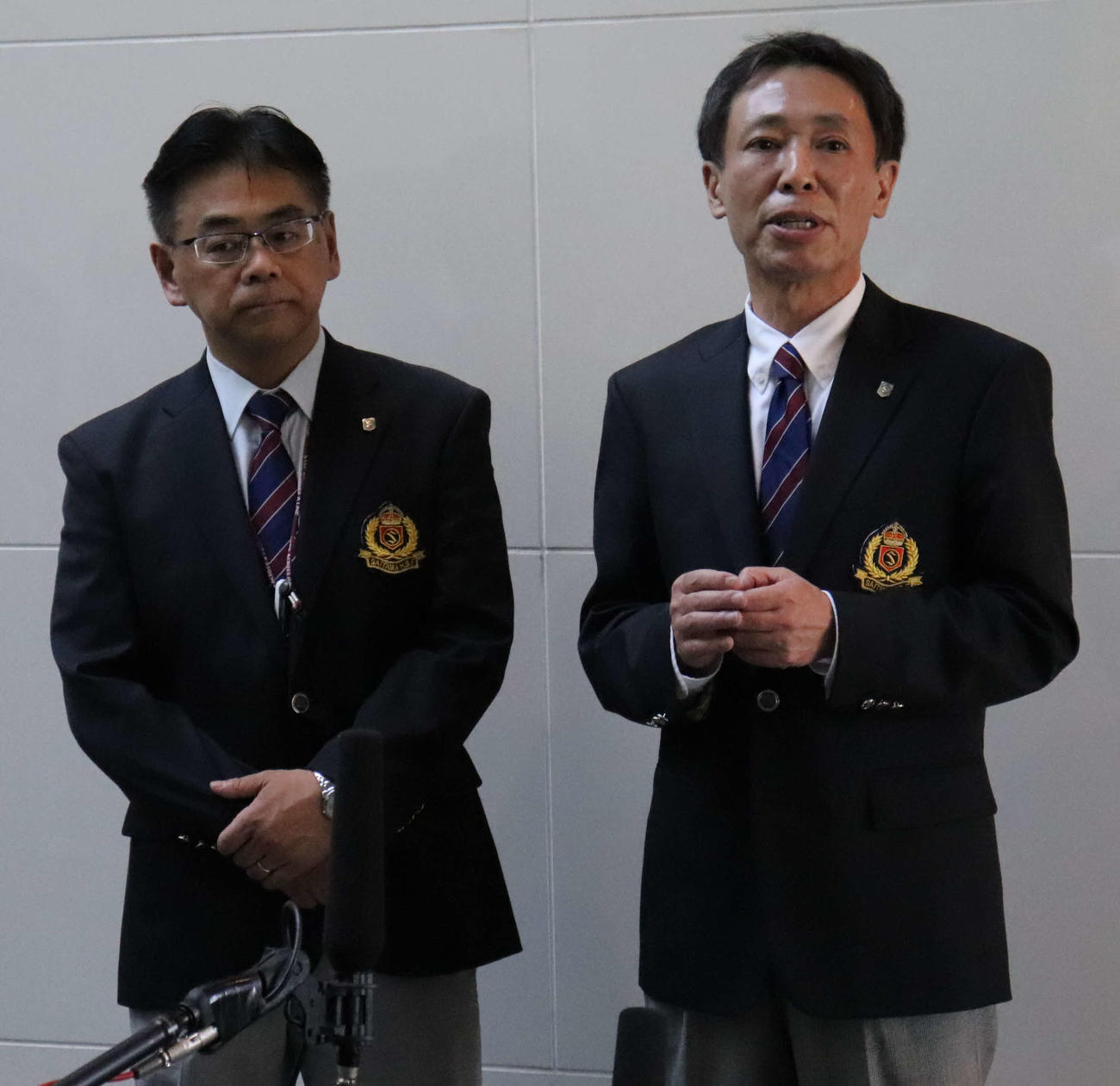 報道陣の取材に答える埼玉県高野連の坂上節会長（右）と神谷進専務理事（撮影・湯本勝大）