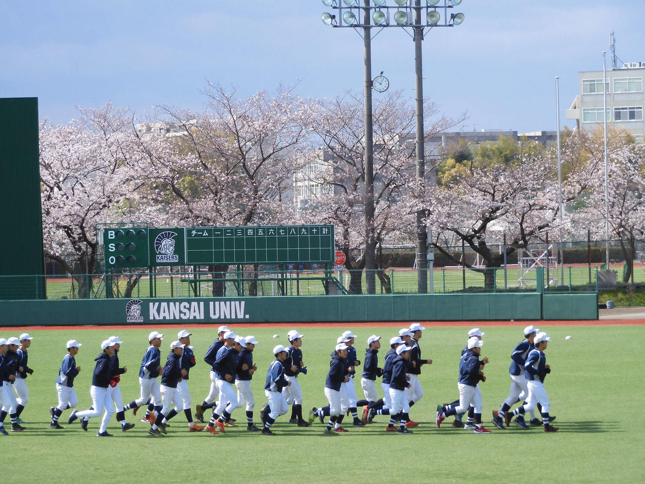 活動停止前最後の練習を行う関大ナイン（2020年4月2日撮影）