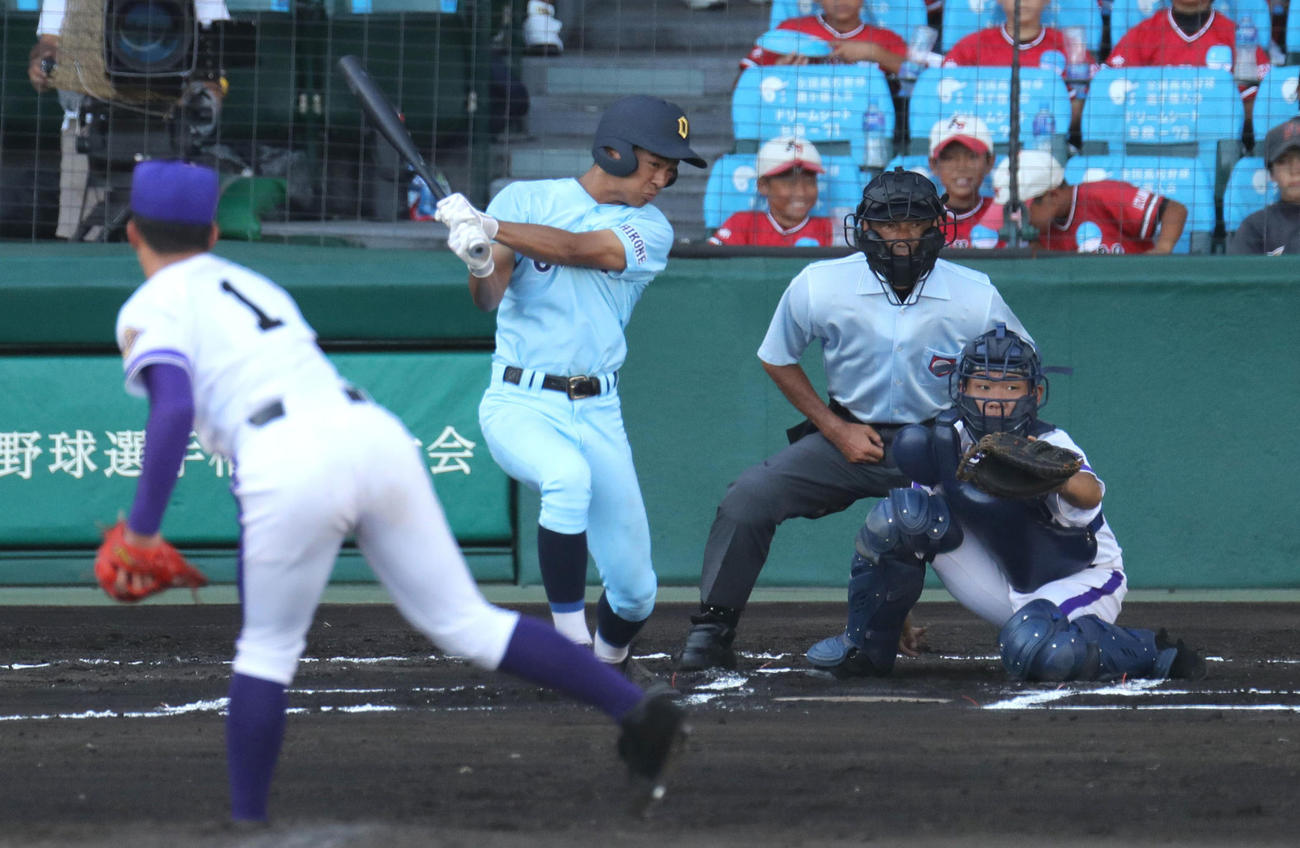 18年8月、全国高校野球選手権　近江対金足農　6回表近江無死、土田龍空は吉田輝星から左へ二塁打を放つ