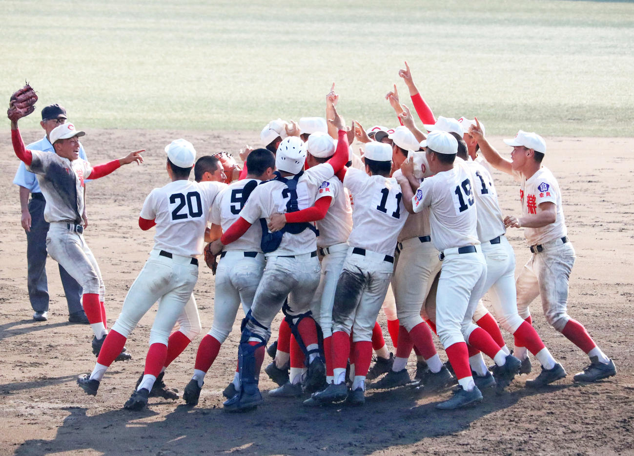 昨年の奈良大会で優勝し喜びを爆発させる智弁学園の選手たち（2019年7月29日撮影）