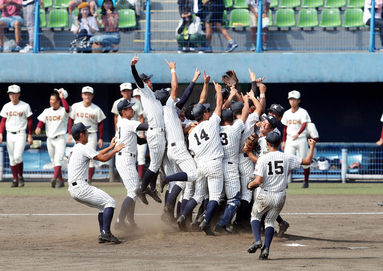 昨年の高知大会・決勝で高知を破り甲子園出場を決め歓喜する明徳義塾ナイン（2019年7月28日撮影）