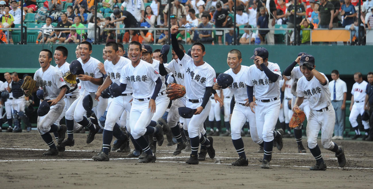 昨年の沖縄大会決勝で興南を破り、甲子園出場を決め歓喜する沖縄尚学ナイン（2019年7月21日撮影）