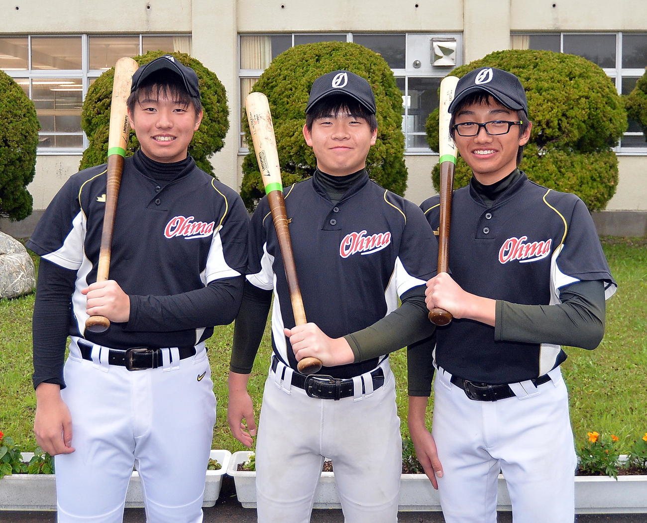 「マグロ打線」の中心を担う大間の3年生。左から傳法、工藤、横浜（撮影・鎌田直秀）