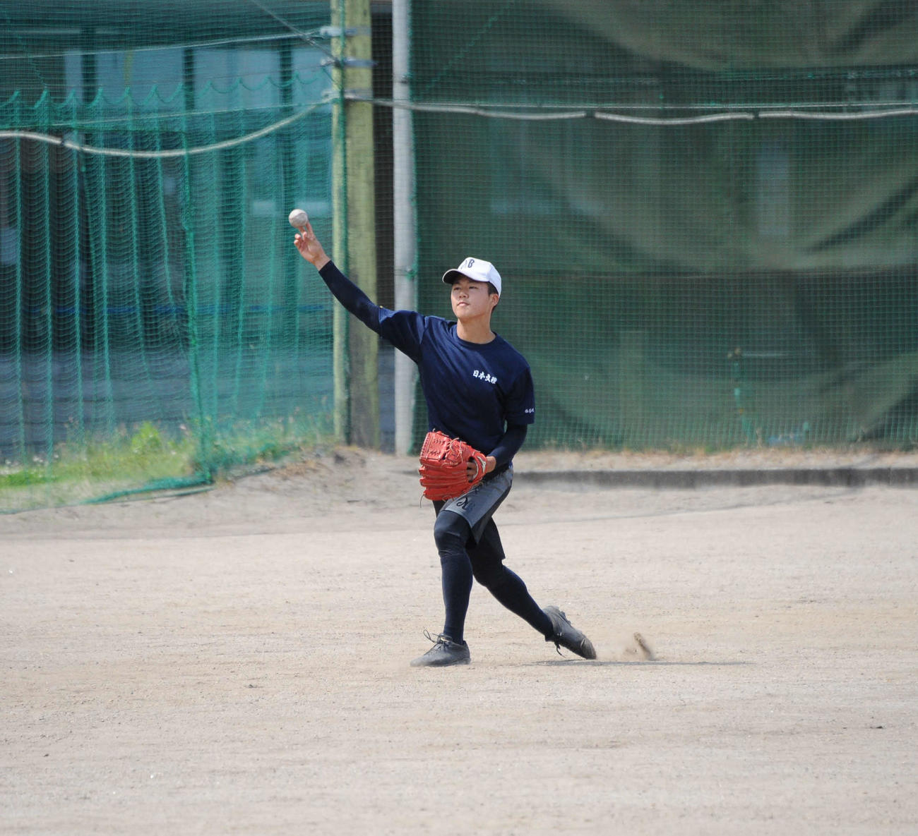 キャッチボールをする日本文理・長谷川