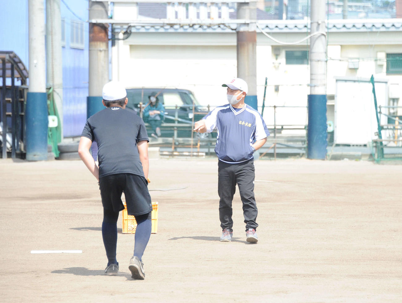 自主トレを見守る鈴木監督（右）