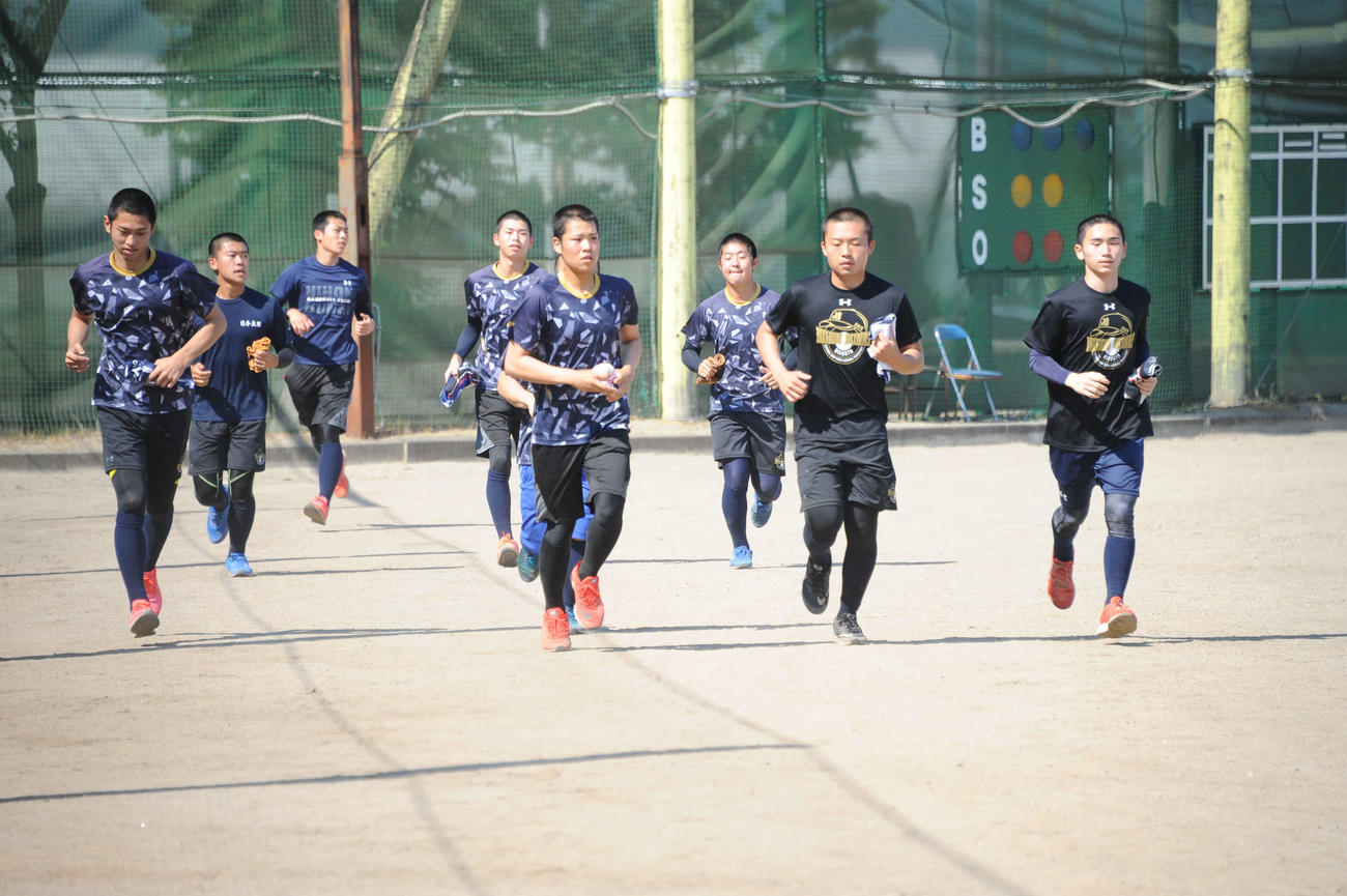 ランニングをする日本文理ナイン
