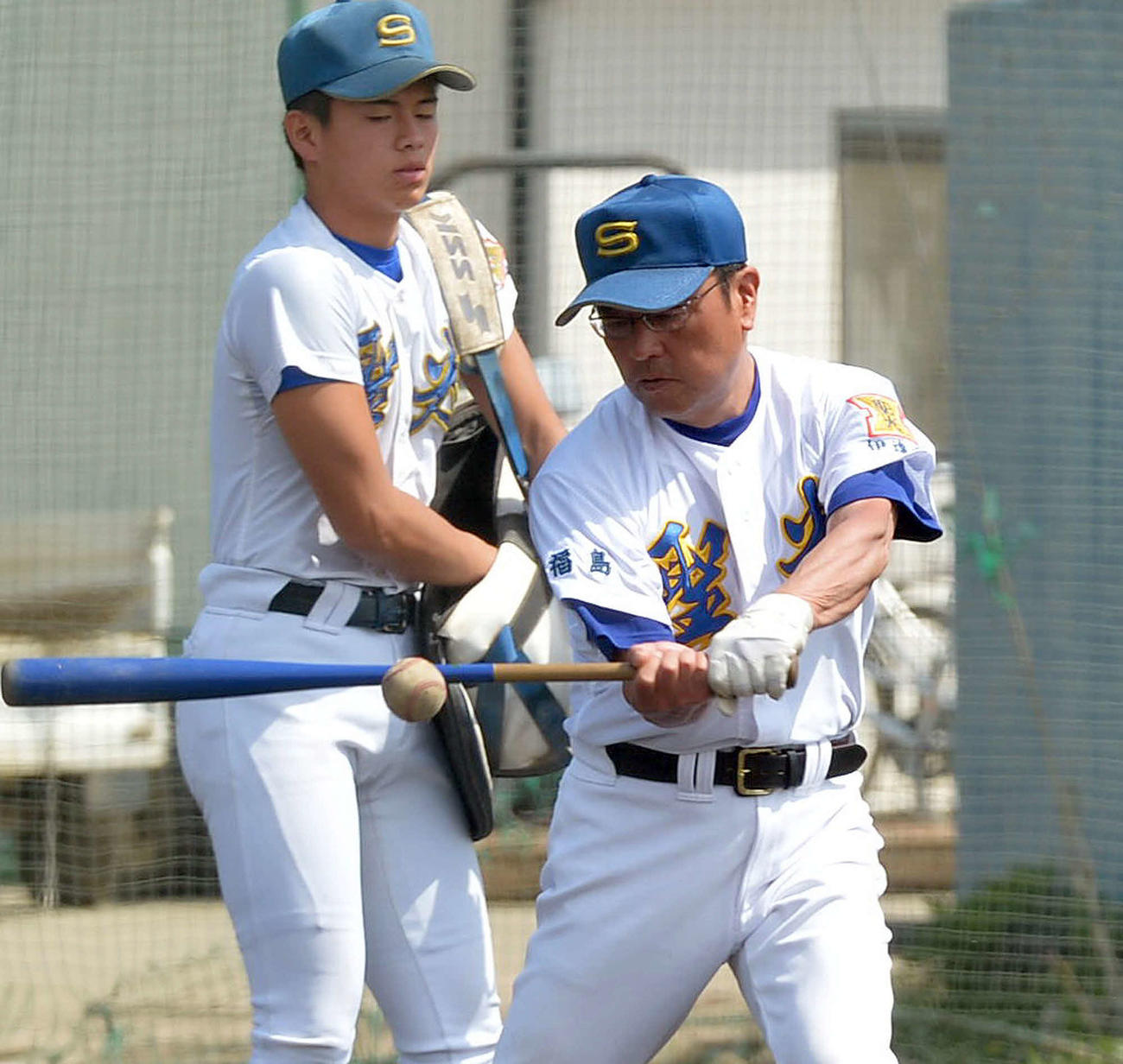 ノックをする聖光学院・斎藤監督（右）（撮影・佐藤究）　