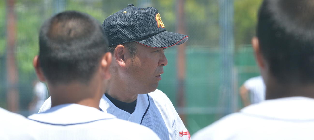 聖光学院対東日本国際大昌平　5回裏終了後、東日本国際大昌平の伊藤監督が選手に話す（撮影・佐藤究）　