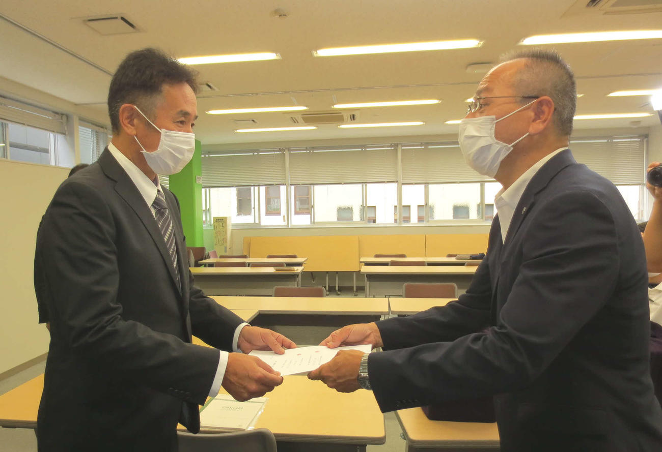 静岡県高野連の野部道太会長（右）に要望書を手渡す静岡県高校球児援軍会の増田勝久代表