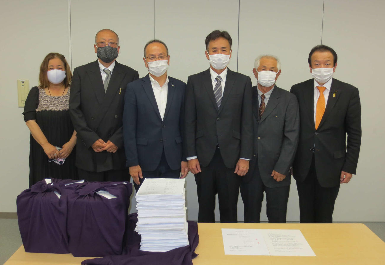 静岡県高野連の野部道太会長（左から3人目）に要望書と署名を提出した、静岡県高校球児援軍会の増田勝久代表（同4人目）ら
