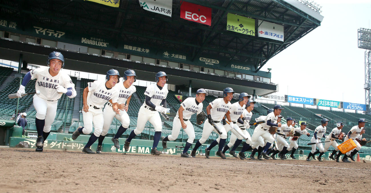 昨夏の島根大会を制した石見智翠館ナイン（2019年8月2日撮影）