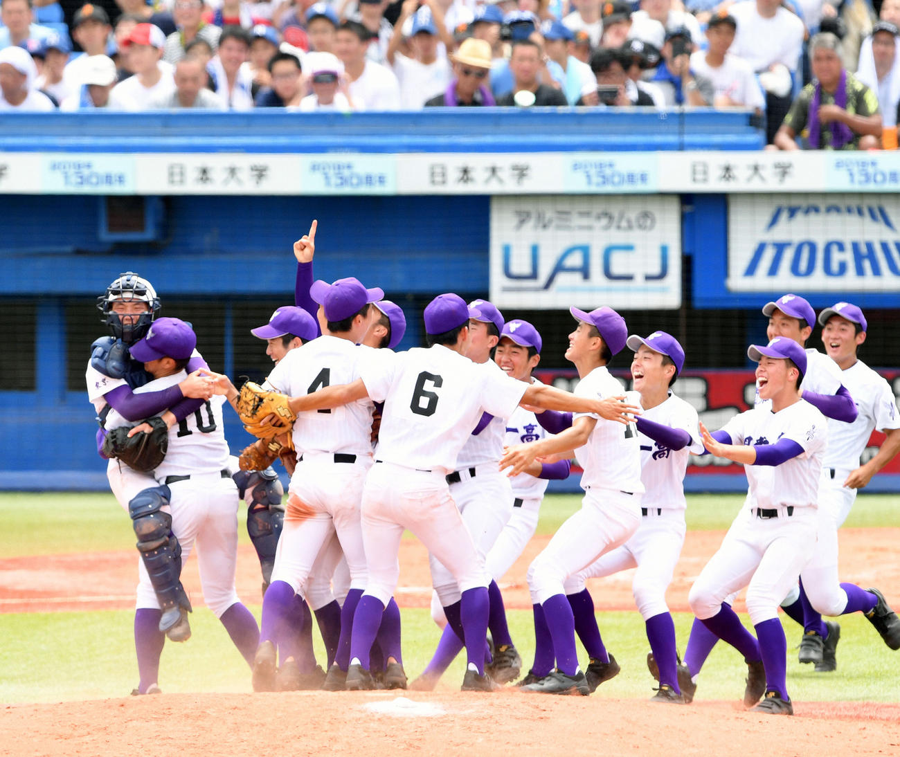 昨年の東東京大会決勝で優勝を決め歓喜の輪を作る関東第一ナイン（2019年7月27日撮影
）