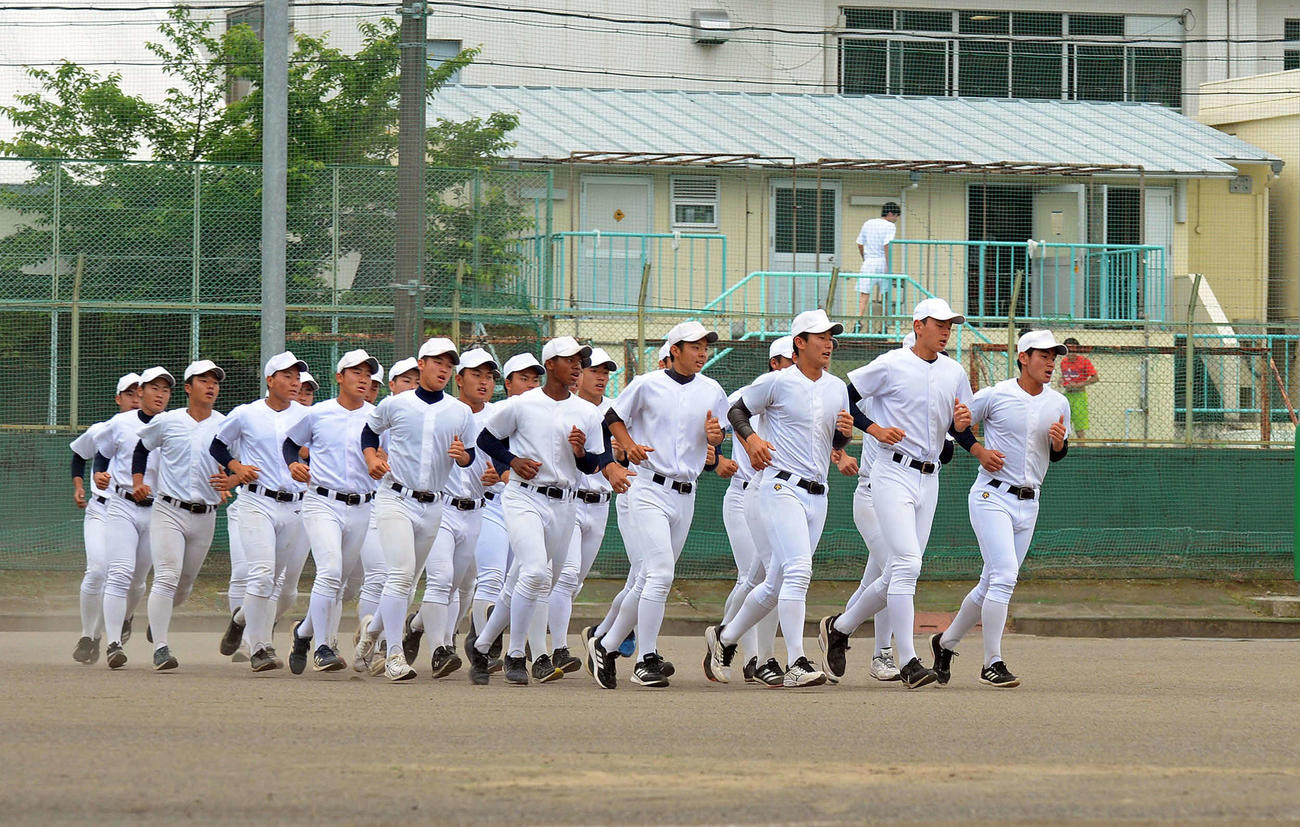 練習前にそろってジョギングする静岡高の選手たち