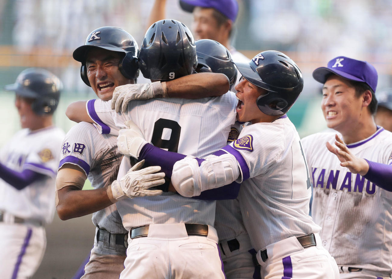 18年8月18日、近江対金足農　9回裏、スクイズで金足農はサヨナラ勝ち。歓喜の輪に飛びつき喜び合う吉田（右から2人目）らナイン