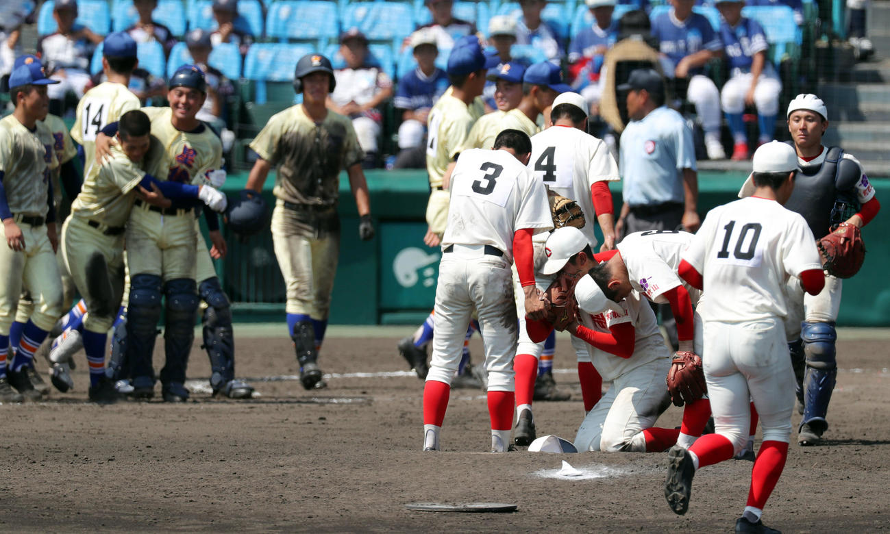 19年8月17日、智弁和歌山対星稜　14回裏にサヨナラ3点本塁打を浴び、歓喜する星稜ナインを横目に涙を流す智弁和歌山ナイン