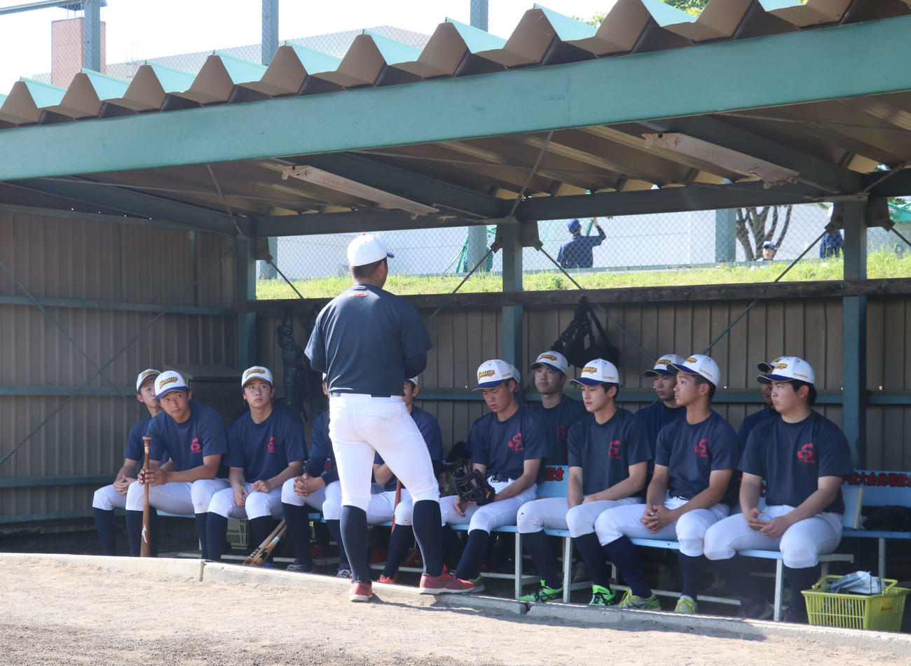 練習開始前に3年生16人だけでミーティングを行う白樺学園ナイン（撮影・浅水友輝）
