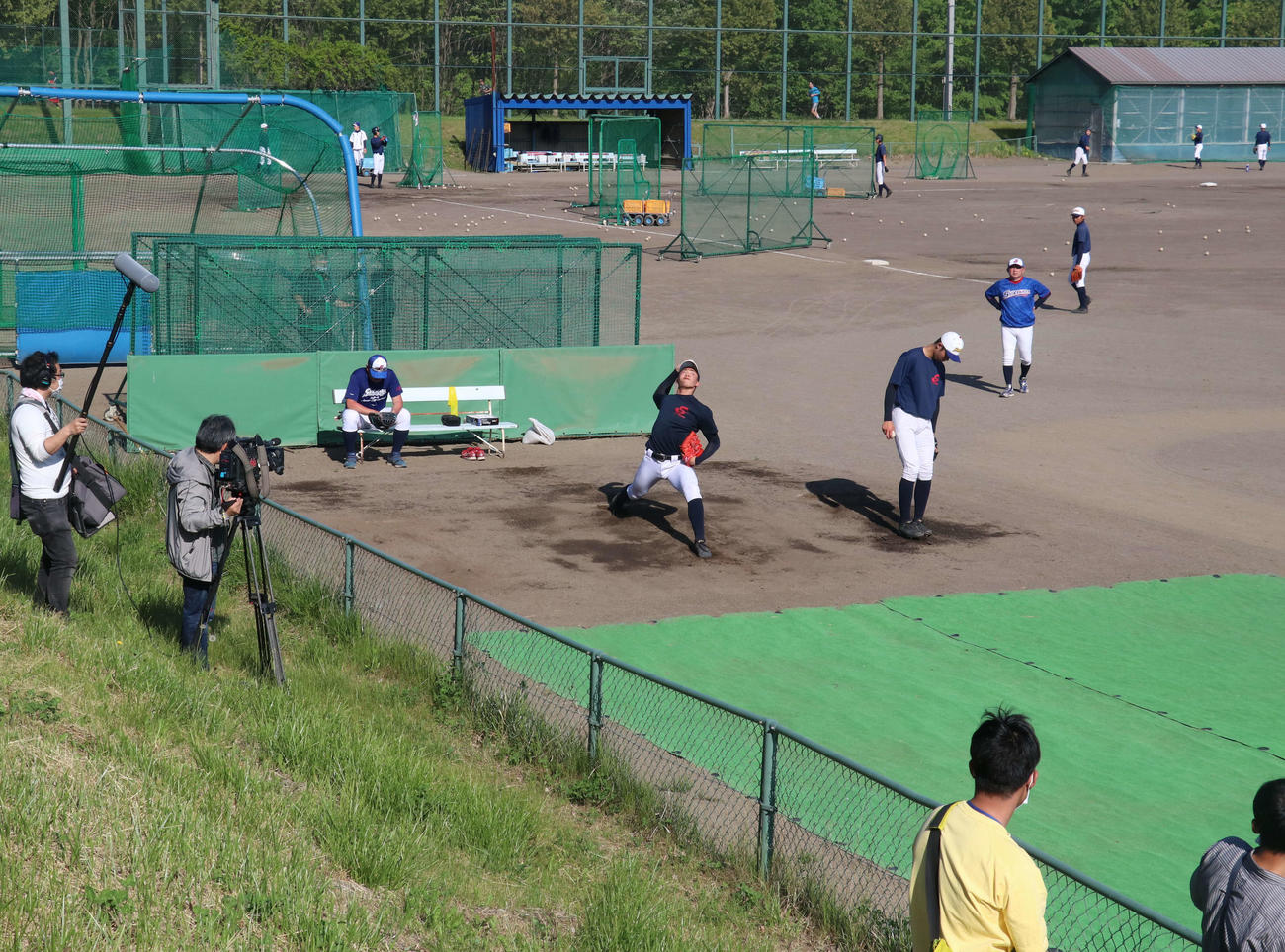 久々にブルペンに入り投球練習する片山（左）ら白樺学園の投手陣（撮影・浅水友輝）