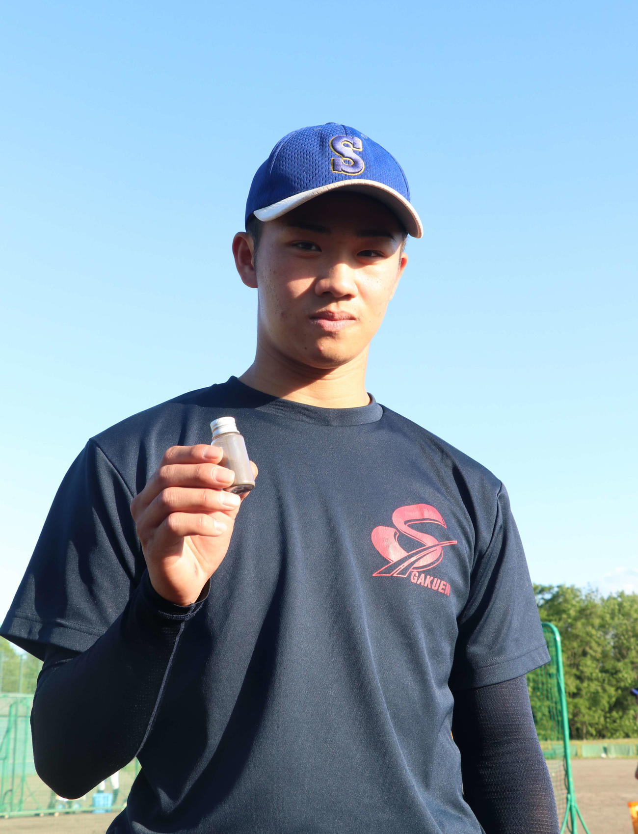 甲子園の土を手に、北海道独自大会での奮闘を誓う白樺学園のエース片山（撮影・浅水友輝）