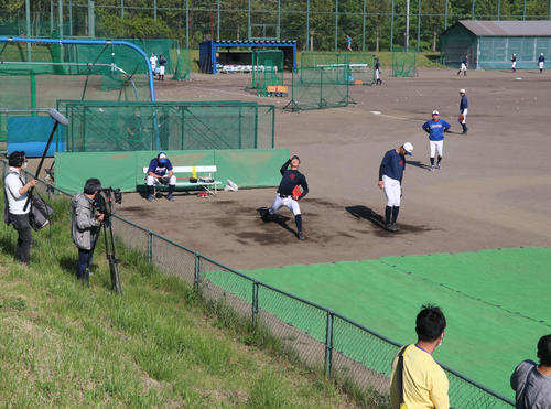 白樺学園が全体練習再開、「甲子園の土」が3年生に - 高校野球写真