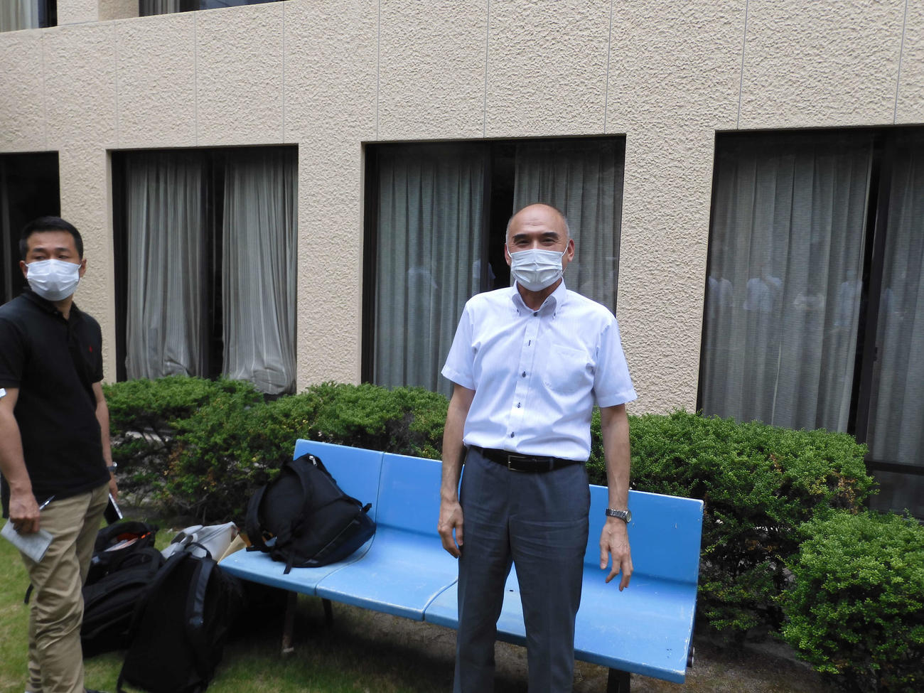 日本高野連の小倉好正事務局長（右）は、事務局の中庭で報道陣に対応する