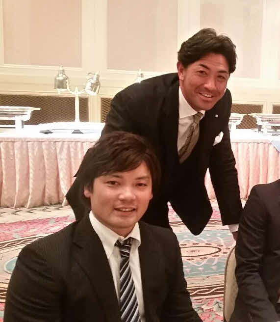 元西武の林崎遼さんはトラバース入社式でG・G・佐藤こと佐藤隆彦さんと記念撮影（林崎遼さん提供）
