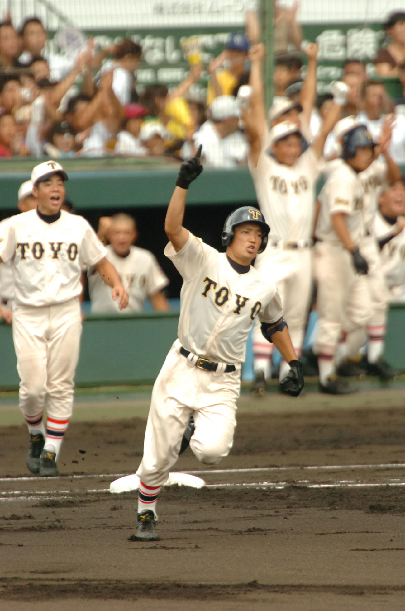 06年8月、駒大苫小牧戦で東洋大姫路・林崎遼は左越え先制2点本塁打を放つ