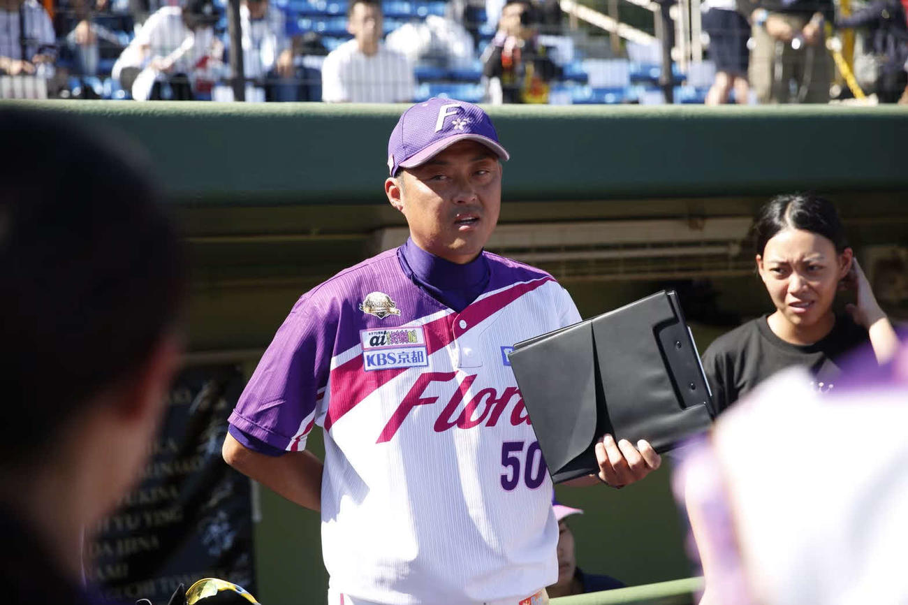 18年から女子プロ野球の京都フローラで監督を務めている川口さん（提供写真）