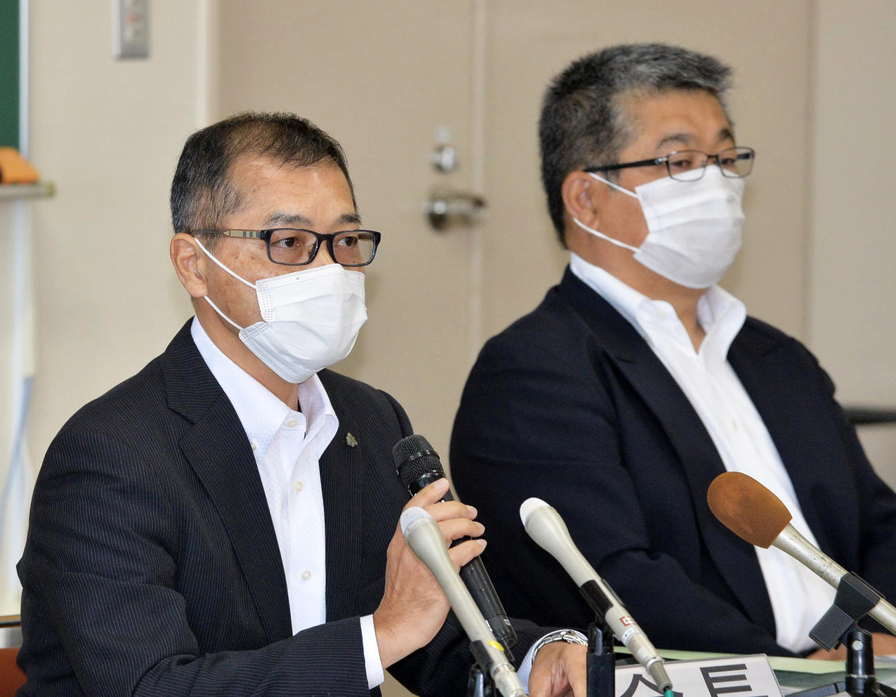 会見を行う青森県高野連の赤井会長（左）と高橋理事長（撮影・佐藤究）