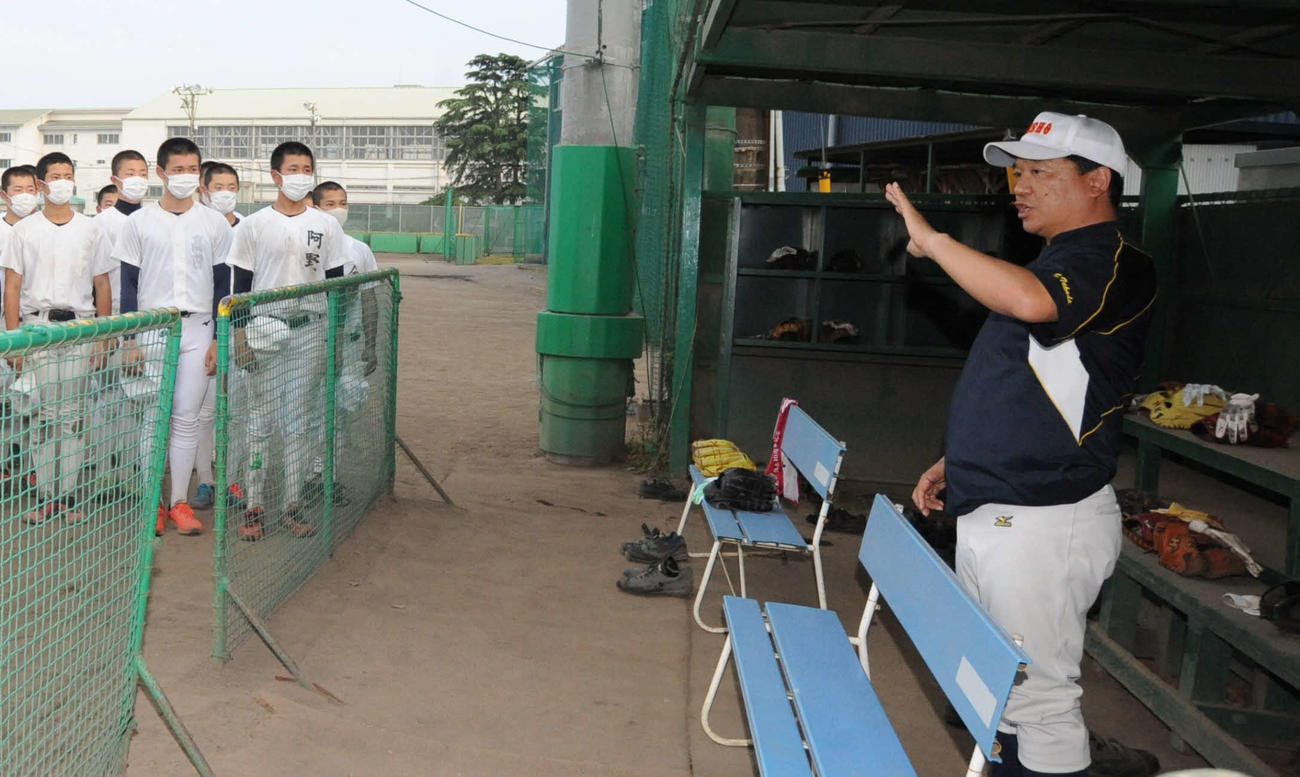 練習終了後、静岡商の高田晋松監督（右）は県独自大会などについてナインに話す