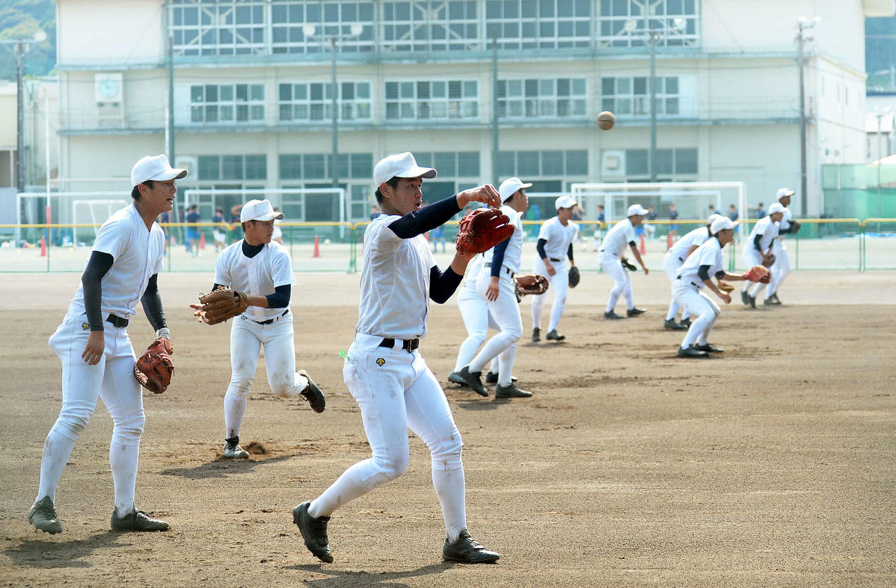ウオーミングアップに励む静岡の選手たち。左から3人目が相羽主将