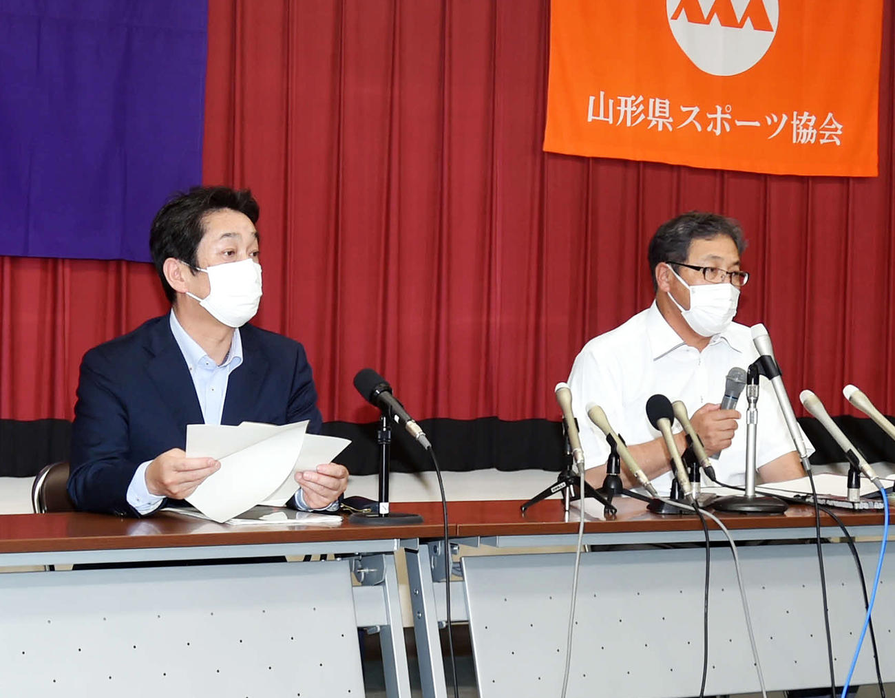 質問対応をする山形県高野連の阿部会長（左）と菅谷理事長（撮影・相沢孔志）