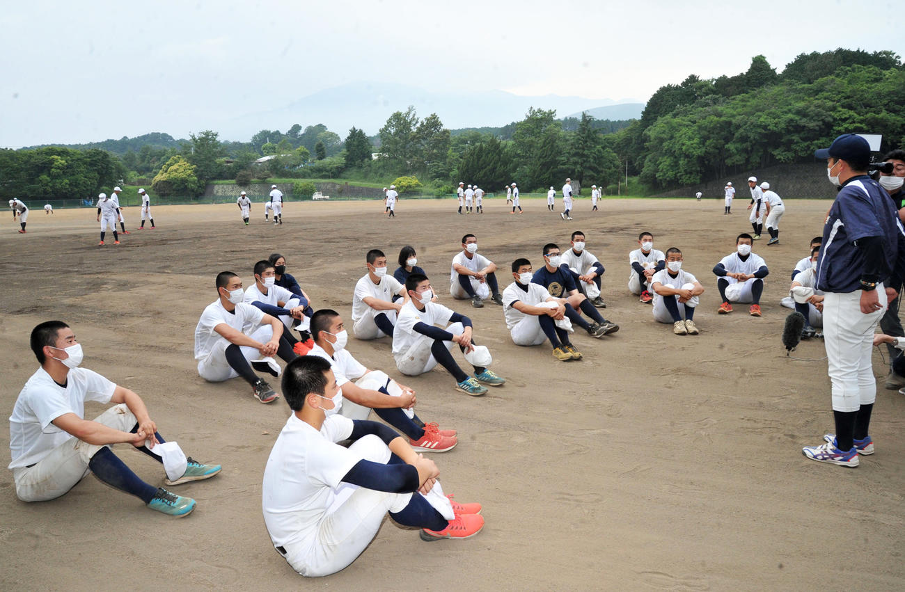 米山監督（右端）から代替大会開催決定の報告を受ける加藤学園の3年生部員たち（撮影・古地真隆）