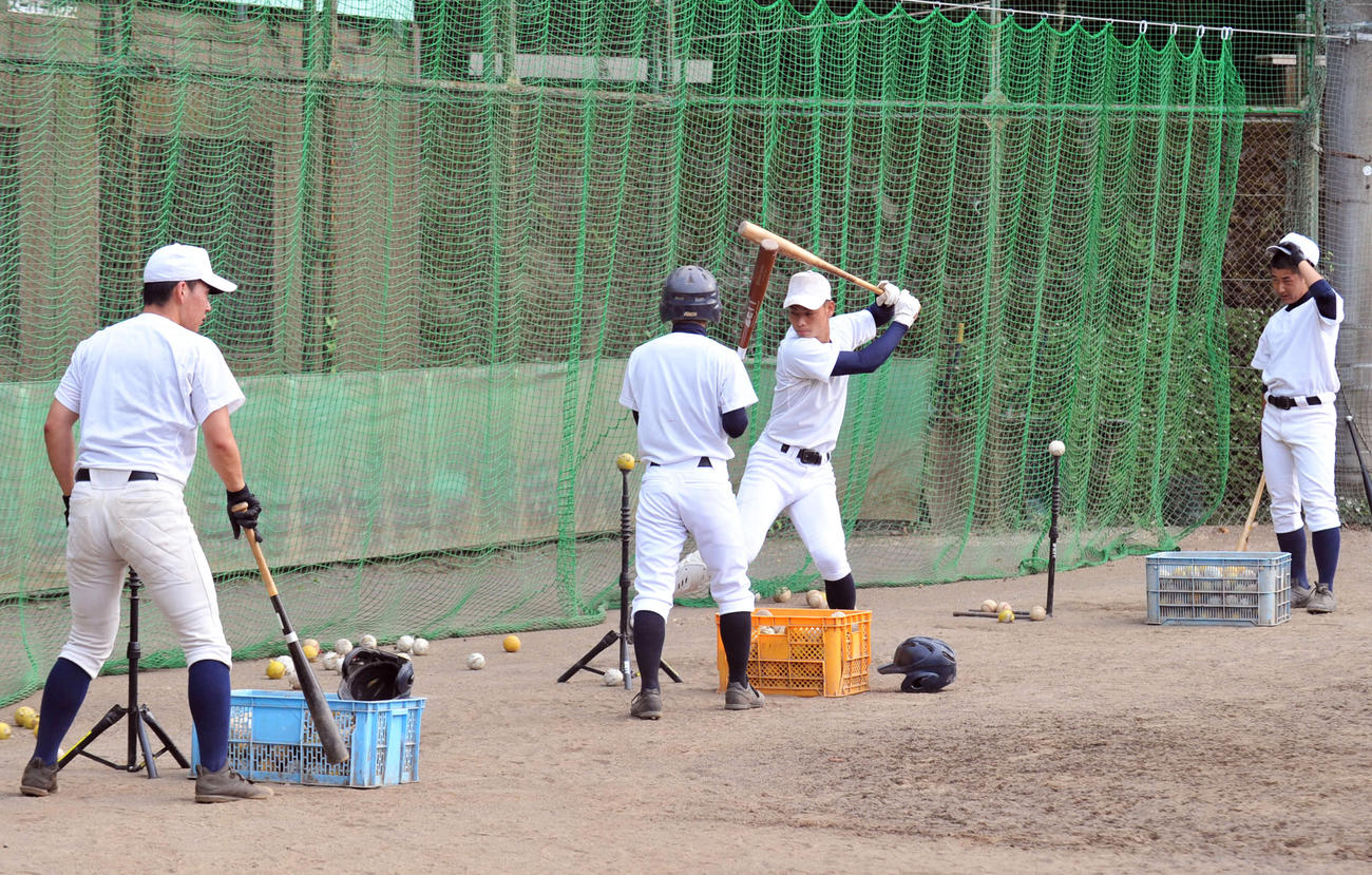 トスバッティングをする加藤学園の選手たち（撮影・古地真隆）