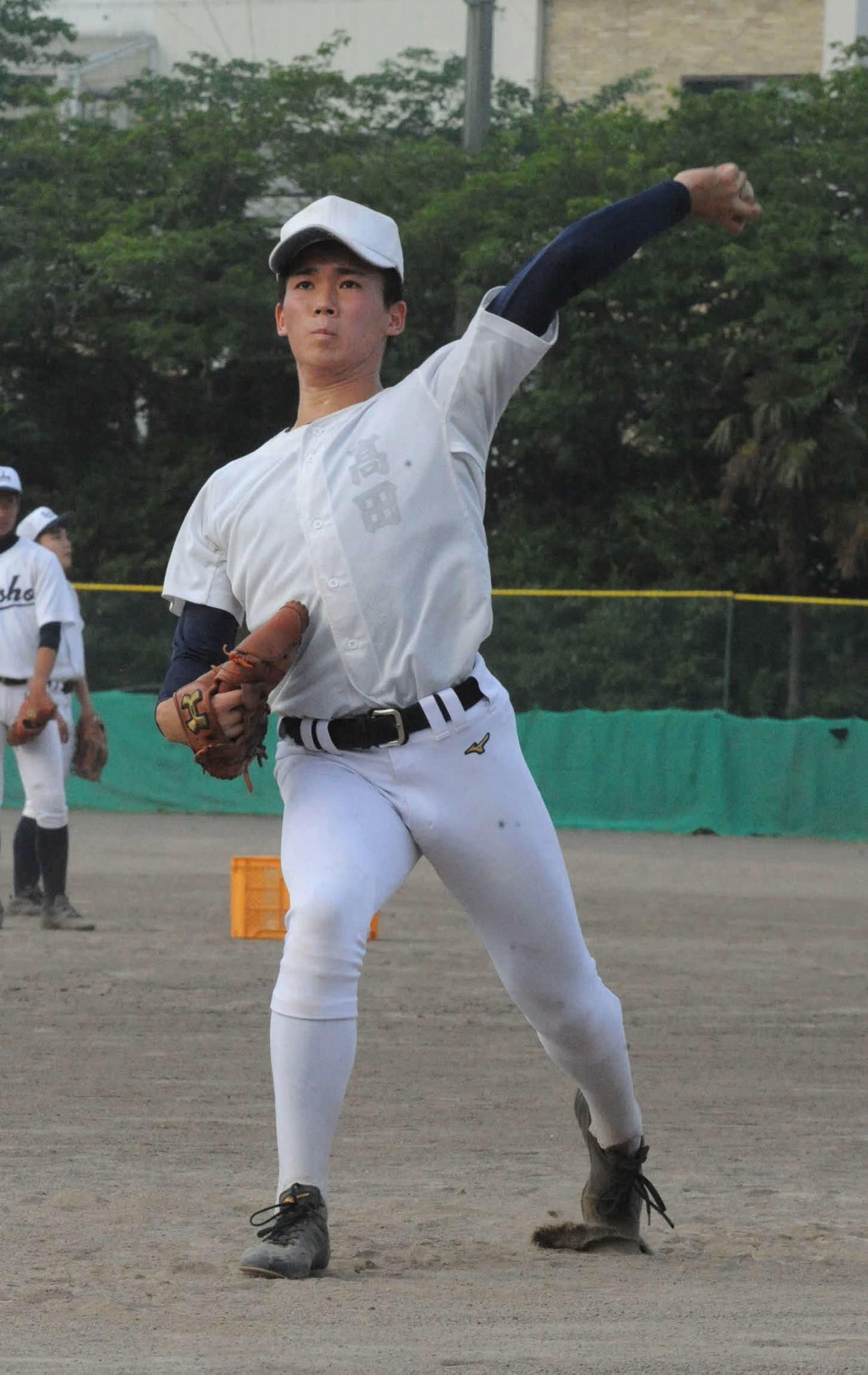 軽めの投球練習をする静岡商の高田琢登投手
