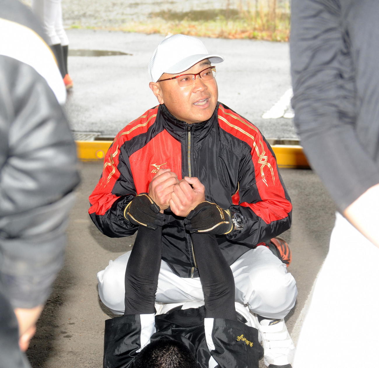日大三島練習　選手たちに肩周りのストレッチの仕方を指導する永田監督（2020年4月1日撮影）