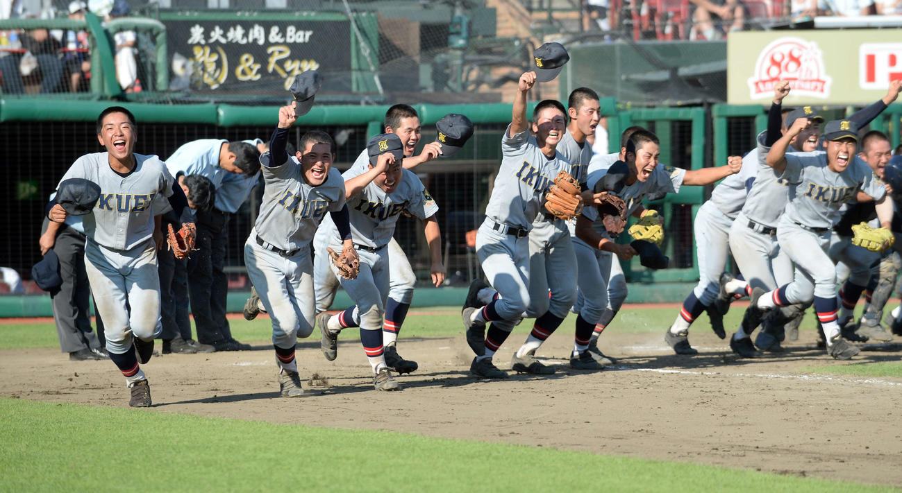 19年7月、宮城大会で優勝した仙台育英ナインは歓喜を爆発させながら、応援席へ向かってダッシュ