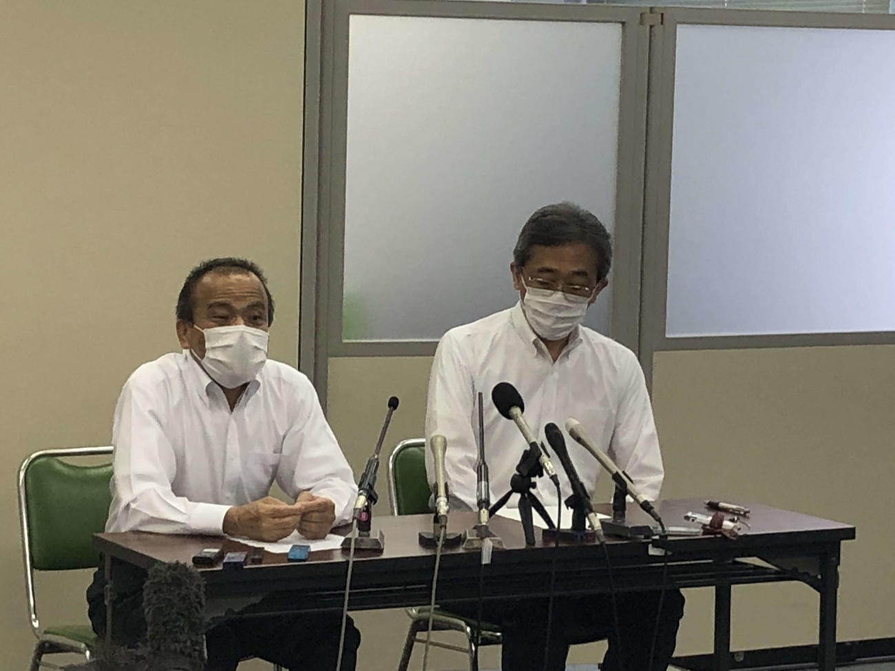 今夏の府独自大会について会見を行った大阪府高野連の伊原登理事長（左）と吉岡宏会長