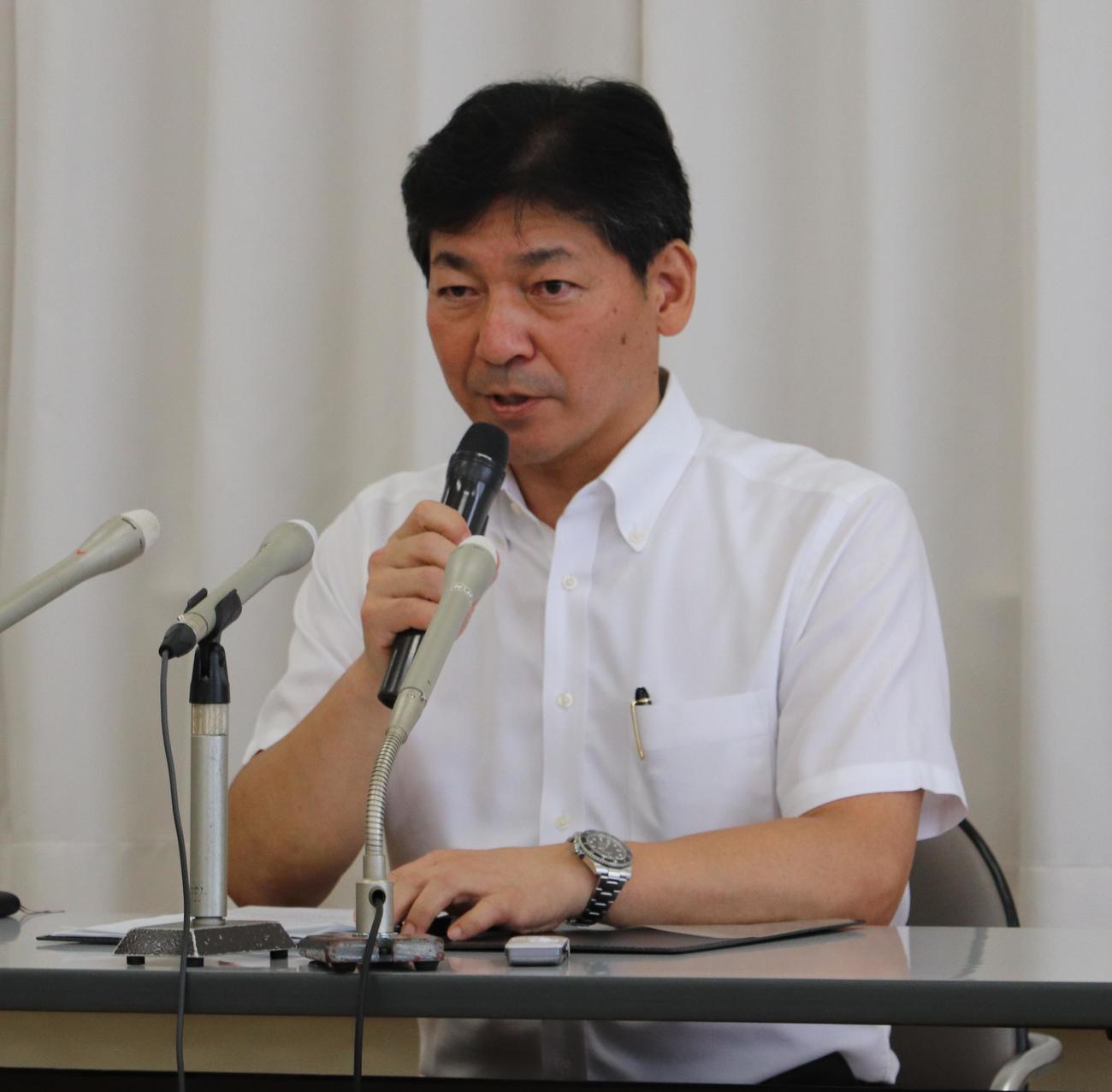 理事会、運営委員会の協議結果について説明する群馬県高野連の中西会長（撮影・古川真弥）