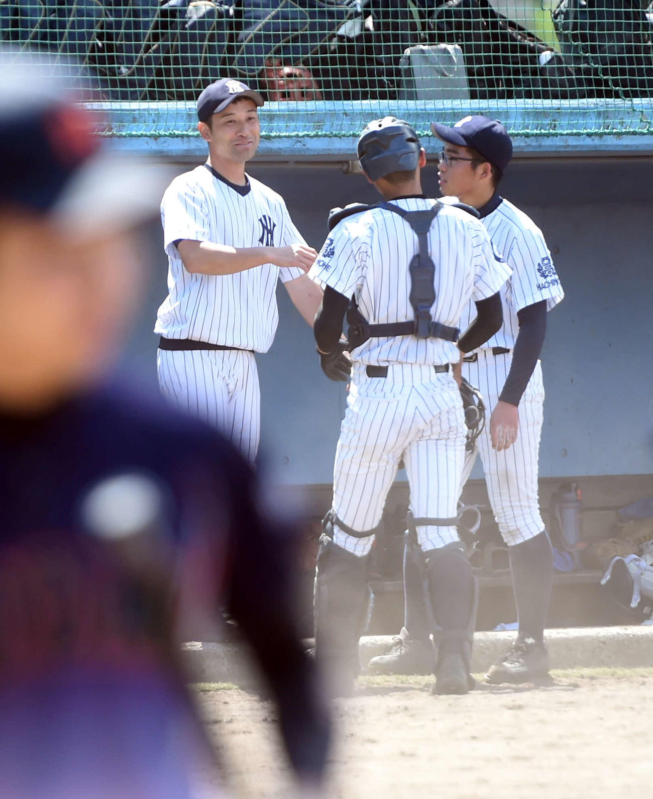 八戸西対八戸工大一　選手に指示を与える八戸西・小川監督（左）
