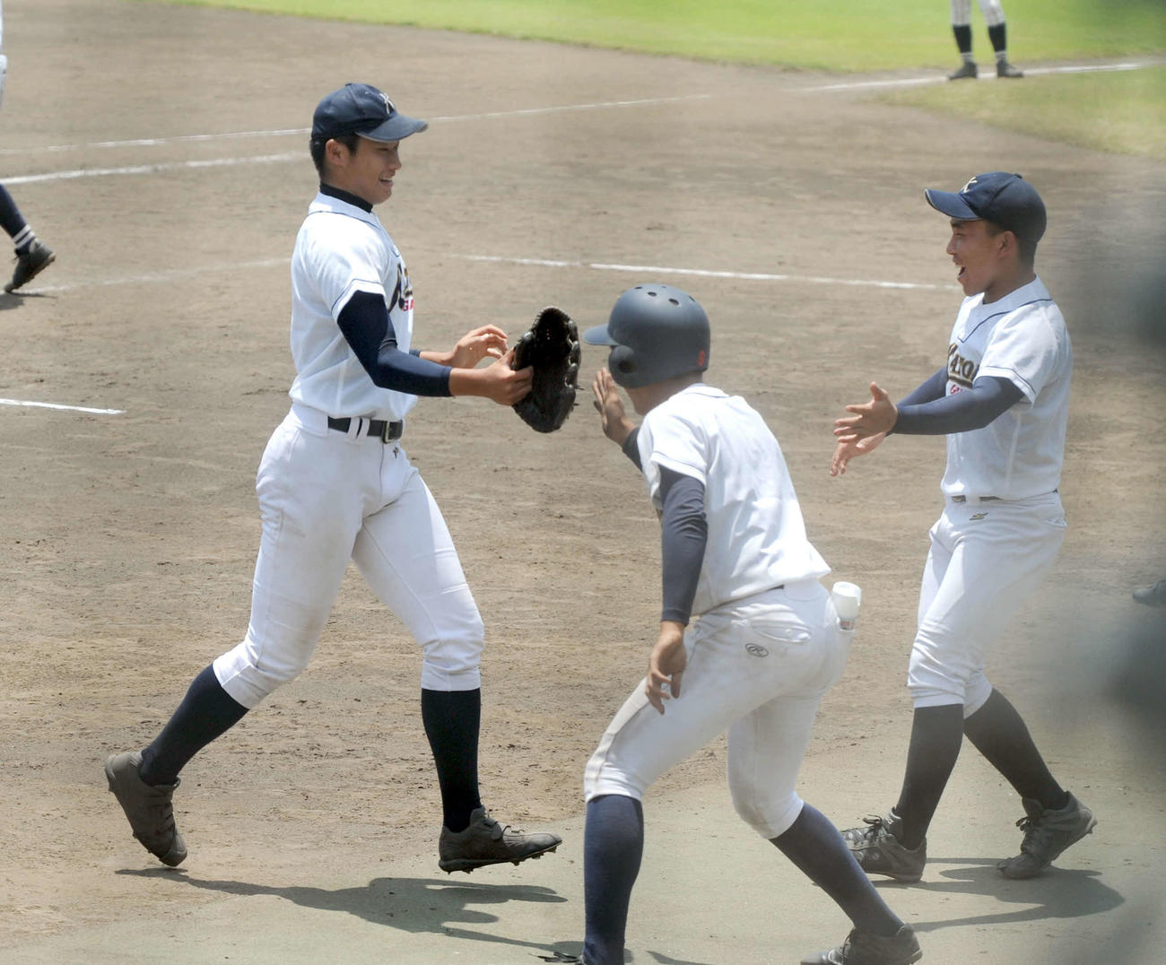 満足のいく投球を見せ、笑顔でベンチへ戻る加藤学園の肥沼（左）