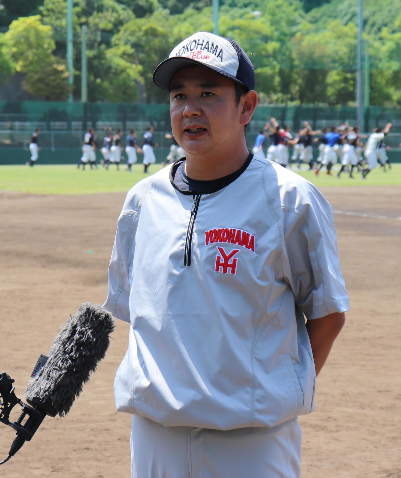 取材に応える横浜・村田監督（撮影・古川真弥）