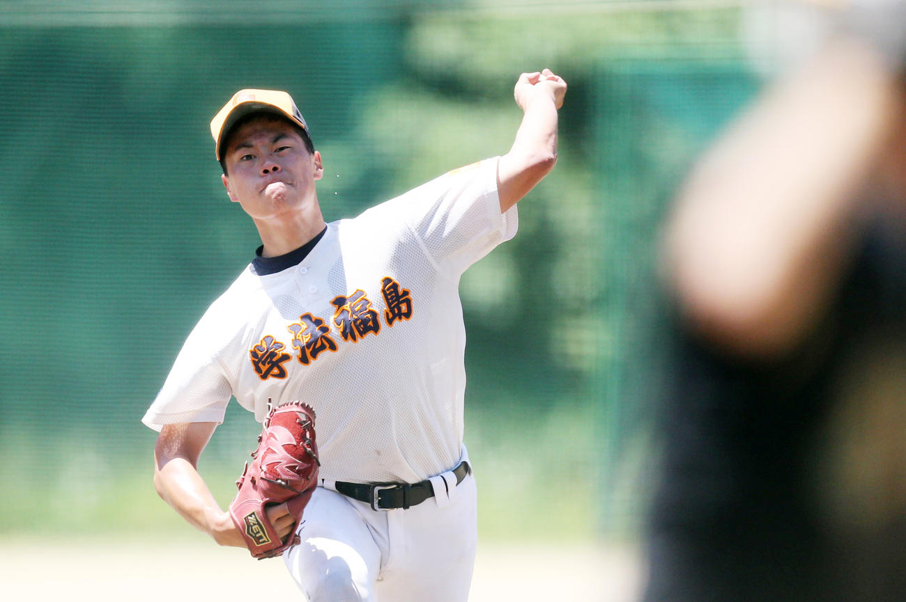 尚志との練習試合で力投する学法福島・辻垣（撮影・野上伸悟）